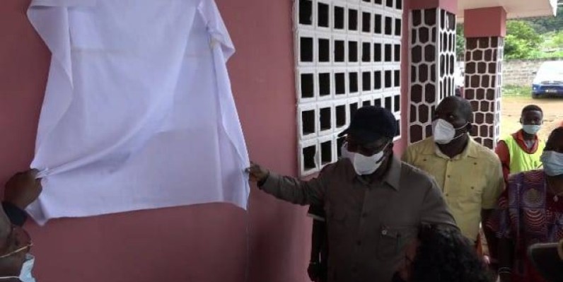 Le président Jean Ahoussou-Kouadio dévoilant la plaque qui porte son nom. (Dr)