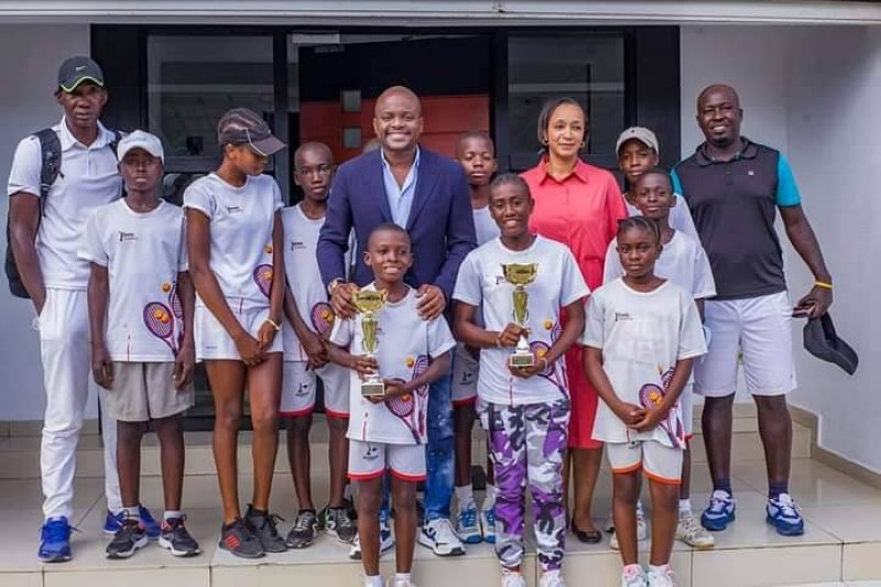 Les vainqueurs du tournoi de la charité félicités par Fabrice Sawegnon. (DR)