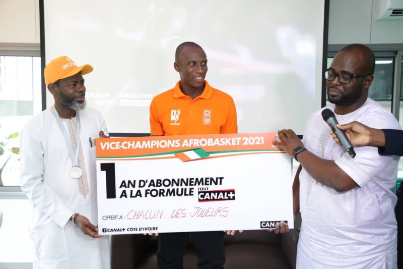 Le capitaine des Eléphants Basketteur, encadré par son entraineur et le Dg de Canal Côte d'Ivoire