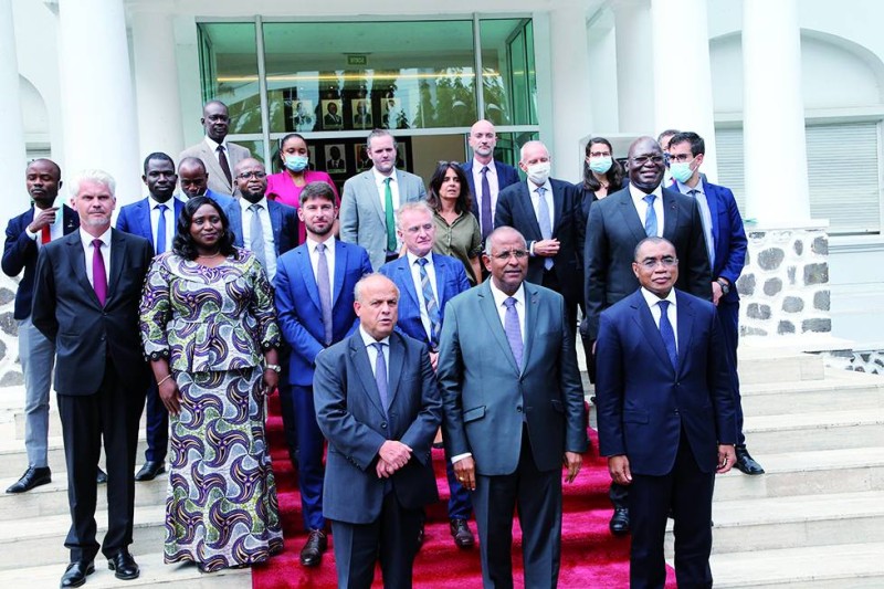 Photo de famille après la séance de travail entre la délégation gouvernementale conduite par le Premier ministre Patrick Achi et la délégation française. (DR)