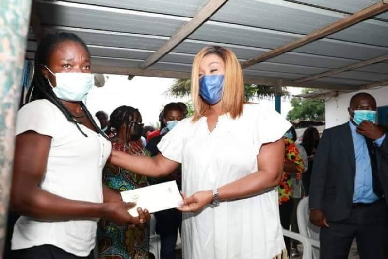 Myss Belmonde Dogo a apporté le réconfort du gouvernement aux victimes des incendies d'Adjahui-Coubê. (Photo : DR)