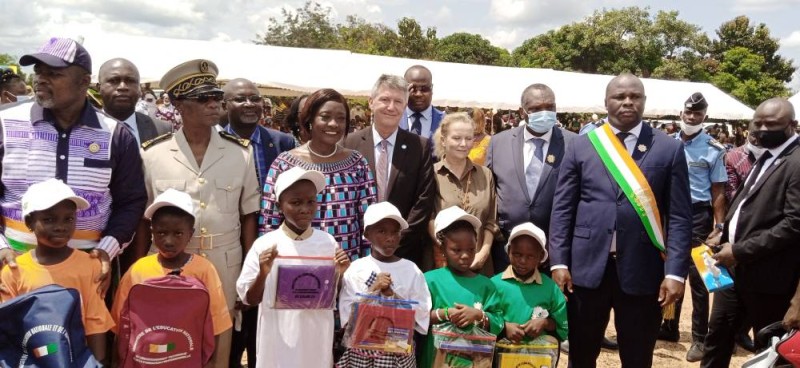 Mariatou Koné en compagnie des autorités de Bouaflé et des premiers élèves ayant reçu leurs kits. (Photo : Saint-Tra Bi)