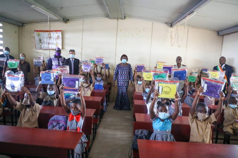 Les élèves en classe avec la ministre Mariatou Koné. (Photo : Saint-Tra Bi)