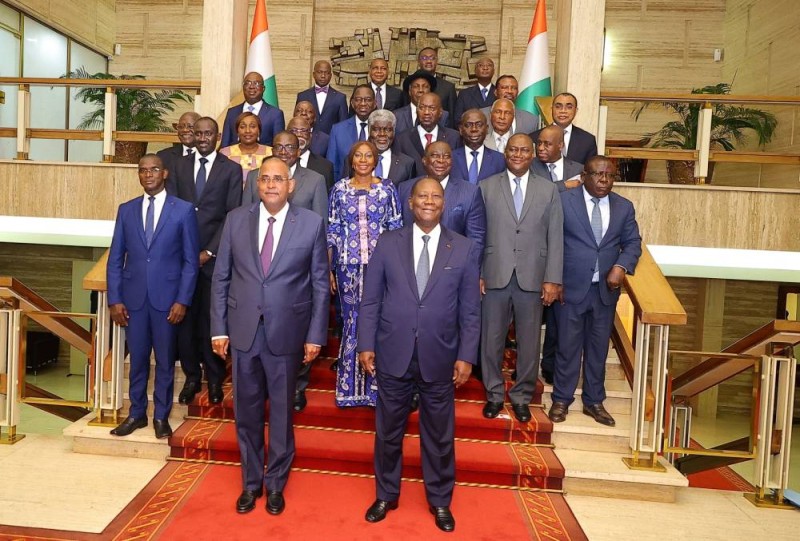 Les 14 ministres gouverneurs posant avec le Président Alassane Ouattara et le Premier ministre Patrick Achi