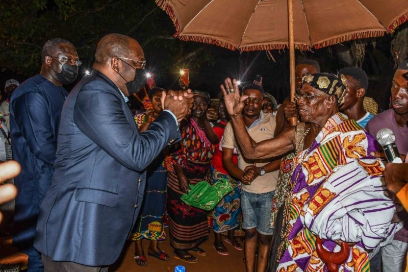 Le ministre Siandou Fofana, ministre du Tourisme et des Loisirs, s'adressant avec déférence à Sa majesté Nanan Adingra Kouassi Adjiman, Roi des Abrons