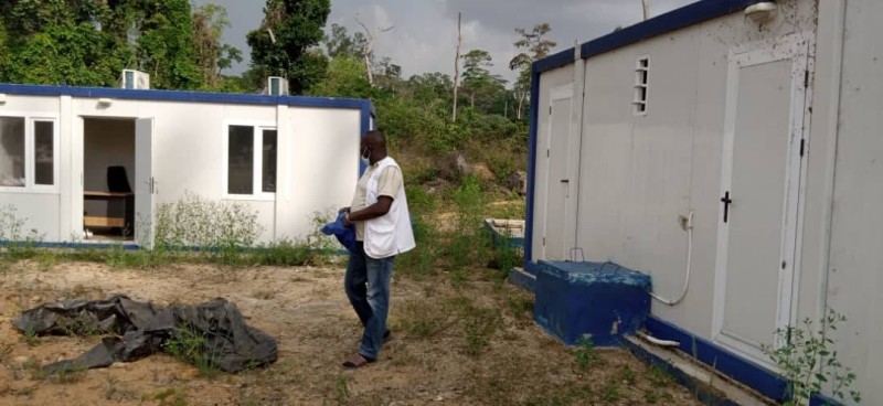 Les préfabriqués pour accueillir les cas suspects de personnes infectées par la Covid-19 ou le virus Ebola. (Photo : Saint-Tra Bi)