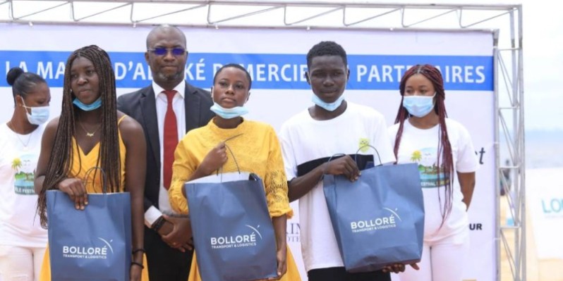 Ces meilleurs élèves d’Adiaké ont reçu des kits scolaires et des ordinateurs portables. (Dr)