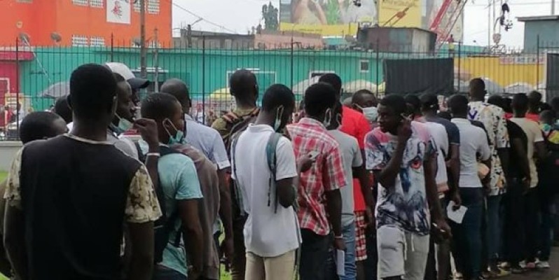 Les jeunes dans le rang pour prendre part à la visite médicale. (Dr)
