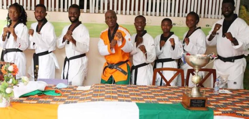 Une vue d'athlètes autour du président Bamba Cheick Daniel. (DR)
