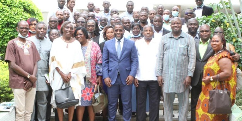 La photo de famille à l'issue de la rencontre avec le directeur général de Fraternité Matin, Serge Abdel Nouho (en Costume bleu). (Photo : Véronique Dadié)