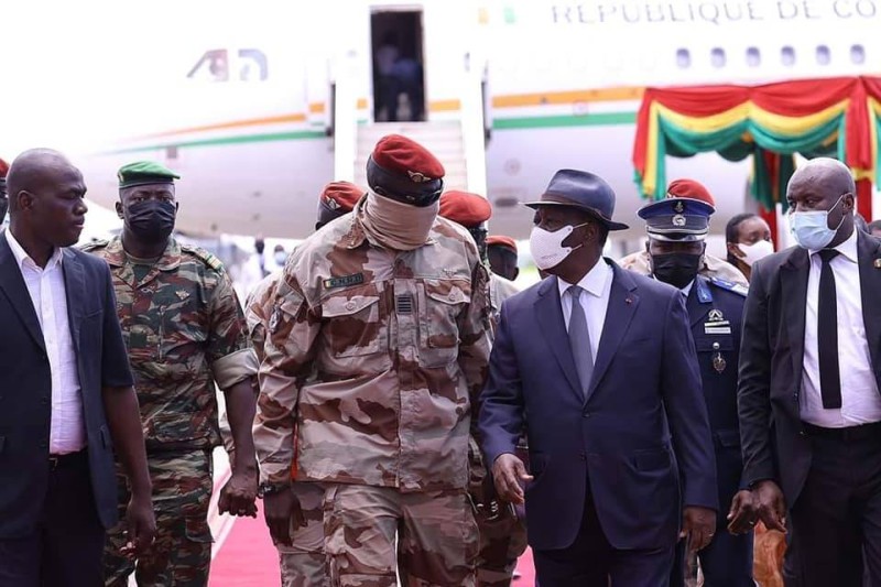 Alassane Ouattara en compagnie du Chef de la junte guinéenne