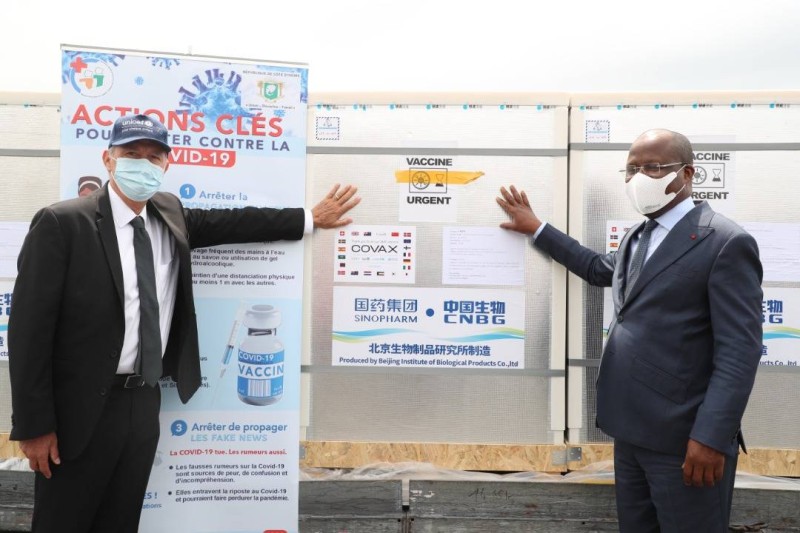 816 000 doses de vaccin Sinopharm réceptionnées par le ministre Pierre Dimba.