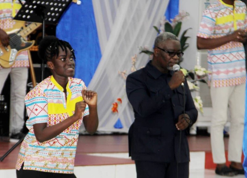 Jean Paul Djobo (micro en main) lors de la présentation de son œuvre discographique. (DR)