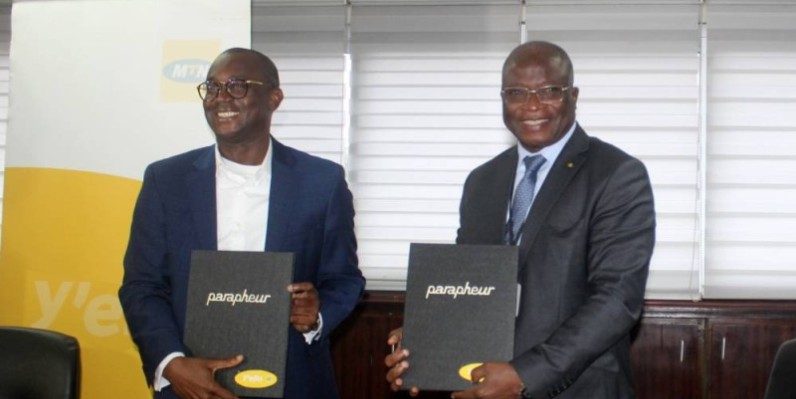 Djibril Ouattara, Dg de Mtn Côte d'Ivoire (à gauche), a échangé les parafeurs avec son homologue de l'Anader, Dr Sidiki Cissé. (Dr)