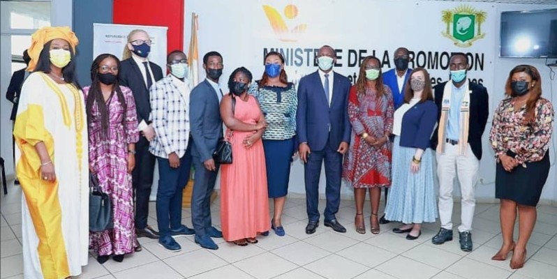 Les ministres Mamadou Touré et Myss Belmonde Dogo entourés des bénéficiaires. (DR)