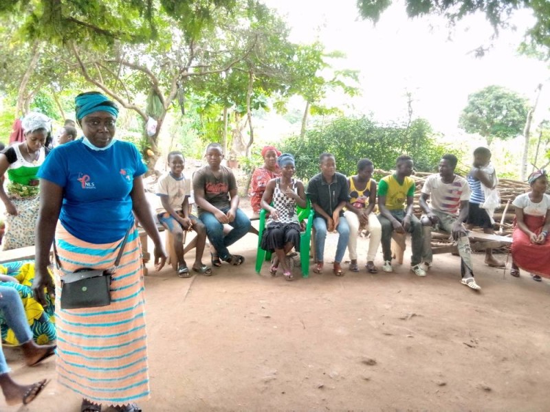 La mentor de Kpangbassou en pleine séance d'explication sur les méthodes de contraception.