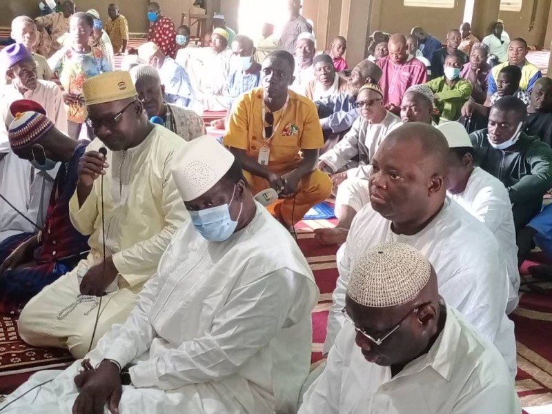 Les guides religieux et les fidèles musulmans ont prié pour le petit-fils de Péléforo Gbon.