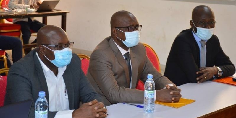 M. Tiémoman Koné (au milieu), directeur général de l’Uvci. (DR)