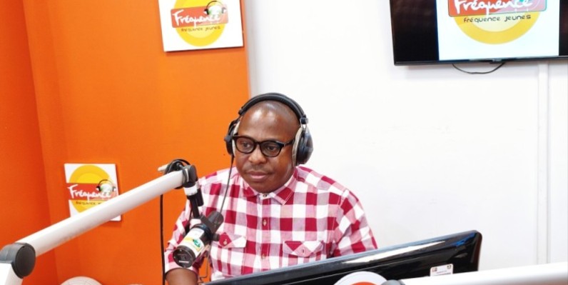 L’animateur Raoul Emmanuel Enno, en pleine émission le lundi matin. (Photo : DR)