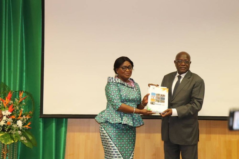 Mme Namizata Méité Sangaré remettant officiellement le rapport 2020 sur les droits de l'homme en Côte d'Ivoire au ministre Gilbert Kafana (DR)