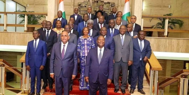 Le Chef de l'Etat Alassane Ouattara, des membres du gouvernement et les ministres-gouverneurs. (Photo : DR)