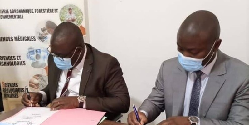 Les deux responsables signent la convention. (DR)