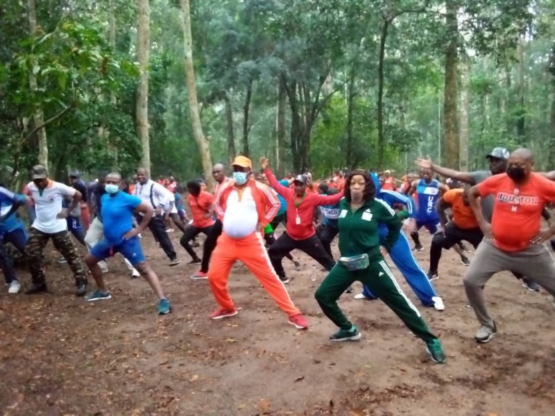 Le ministre Danho Paulin à la séance de fitness dans la forêt du Banco (Bavane)