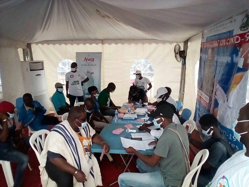La première étape de la campagne de vaccination contre la Covid-19 initié par Solibra a démarré à la place Ficgayo de Yopougon (Salif D. CHEICKNA)