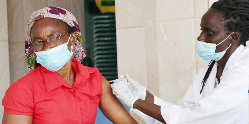 Une femme recevant sa dose de vaccination. (DR)