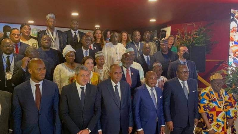 Photo de famille des ministres et acteurs mondiaux du tourisme avec le Premier ministre Patrick Achi (DR)