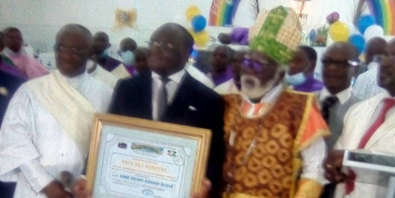 Bernard Ehouman (en costume noir), directeur de cabinet, représentant le président Henri Konan Bédié, a réceptionné son prix. (Photo : Franck YEO)
