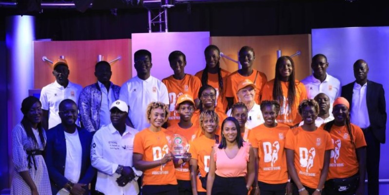 L'équipe féminine ivoirienne de basketball et les responsables du groupe Rti. (DR)