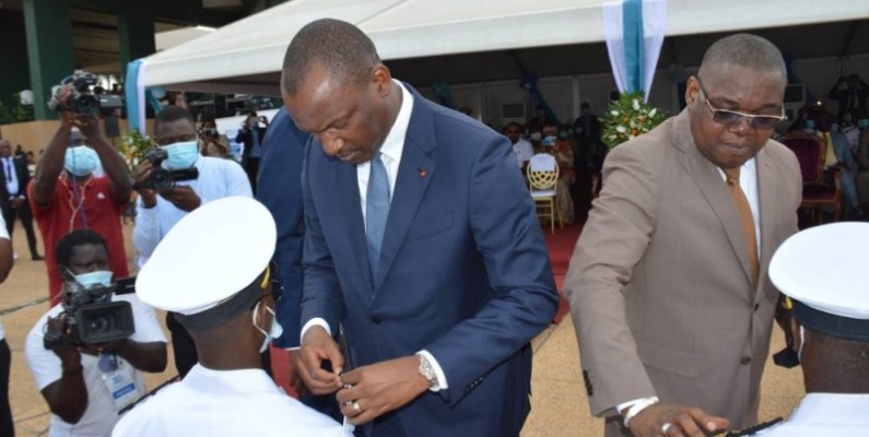 Le ministre Mamadou Touré et le Secrétaire d'Etat Sérey Doh Célestin remettant les épaulettes aux élèves de la 32e promotion de l'Arstm. (Photo : Julien Monsan)