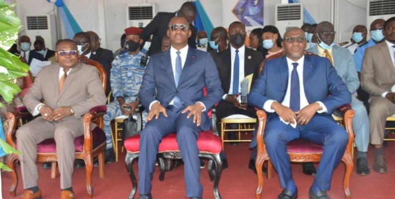 La cérémonie a eu lieu en présence de plusieurs personnalités, au rang desquelles le ministre Mamadou Touré (au centre). (Photo : Julien Monsan)