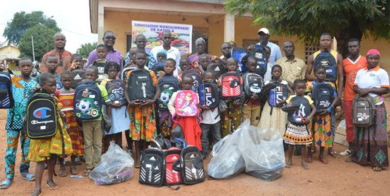 Les élèves heureux de recevoir leurs kits scolaires. (DR)