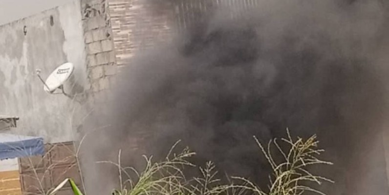 De la fumée du restaurant touché par le feu. (DR)