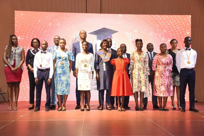La marraine, la ministre Mariatou Koné pose ici avec les lauréats, le Dg de la Cie et des personnalités venues encourager cette initiative.