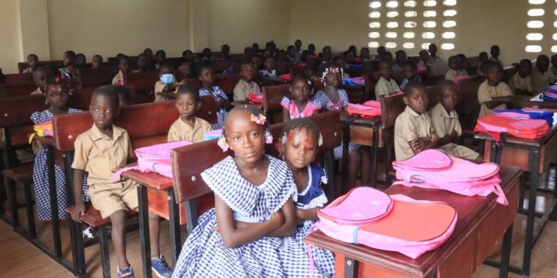 Des élèves heureux de recevoir chacun un kit scolaire promettent de bien travailler pour faire plaisir à leur donateur (Bavane)