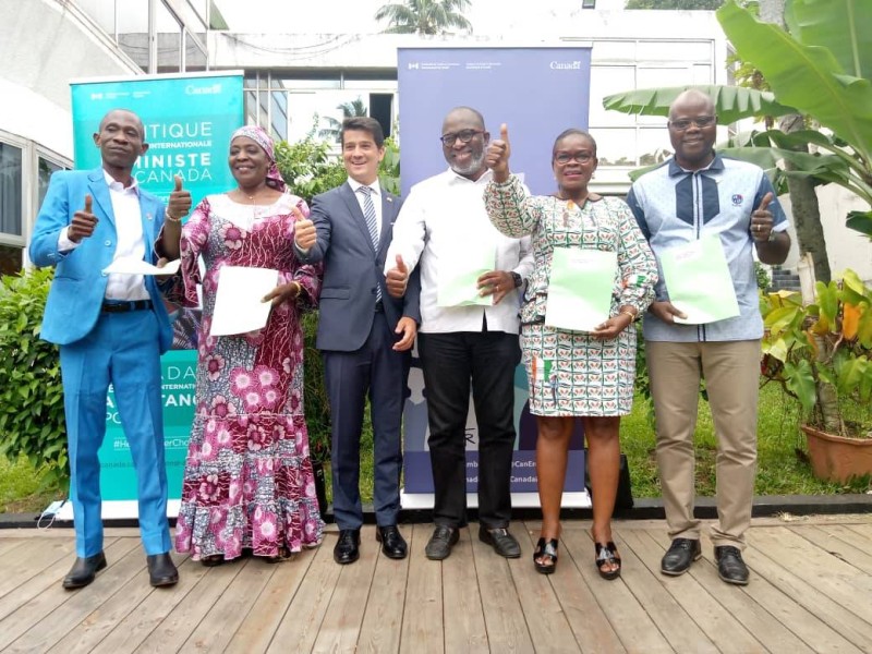 LANCEMENT DU PROJET les ong bénéficiaires du FCIL dont l’ONG VIVRE SANS VIOLENCE (VSV) Présidée par KOUAKOU NATHALIE(2e à partir de la droite)