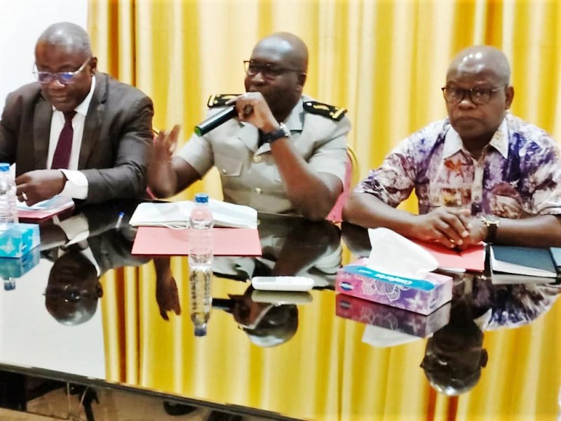 Le sous-préfet de Tiapoum, représentant sa collègue de Nouamou (au centre), député Bakary Kamara et M. Ido Adama de l'Onep (DR).