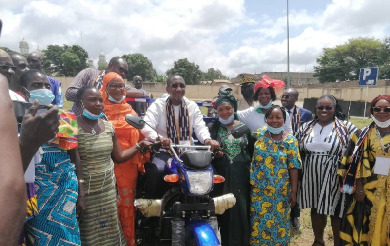 Le ministre Souleymane Diarrassouba sur un tricycle, modèle offert aux coopératives