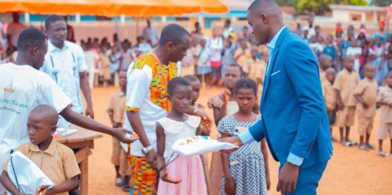 Des élèves heureux de recevoir leurs kits scolaires. (DR)