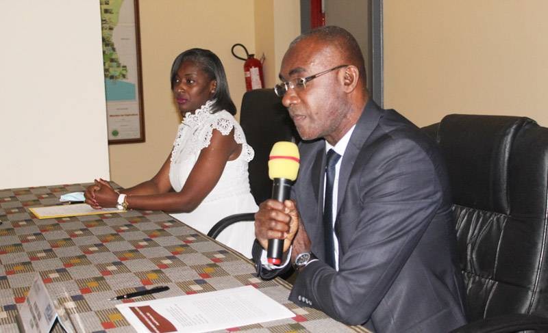 Dr Parfait Kouassi, vice-président de la Cci-Ci, procédant au lancement de la section ivoirienne d’Africalink en présence de la coordonnatrice Lynda Aphing-Kouassi. (Dr)