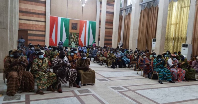 Les 63 chefs atchan à la rencontre avec le préfet d'Abidjan, à la salle Houphouët Boigny de l'hôtel du district.