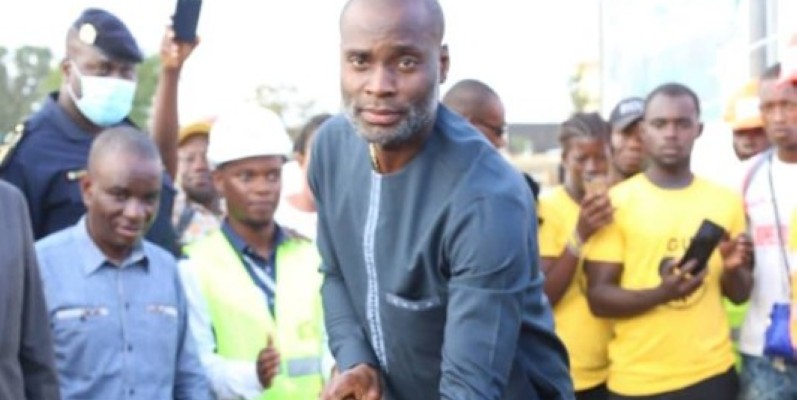 Issouf Doumbia lance la première pelle. (Photo : Bavane)
