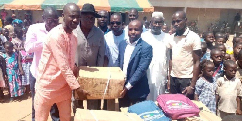 Plusieurs kits scolaires distribués aux élèves de cette communes. (DR)