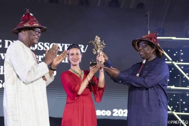 La représentante du Somalien Khadar Ahmed recevant l'Etalon d'or