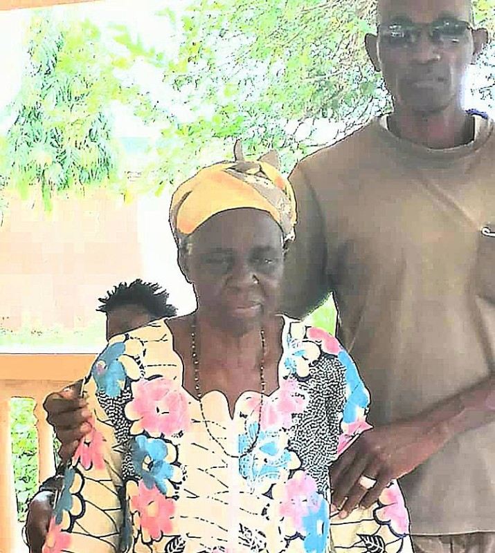 Cette victime s'appuie sur son fils pour se déplacer. (DR)