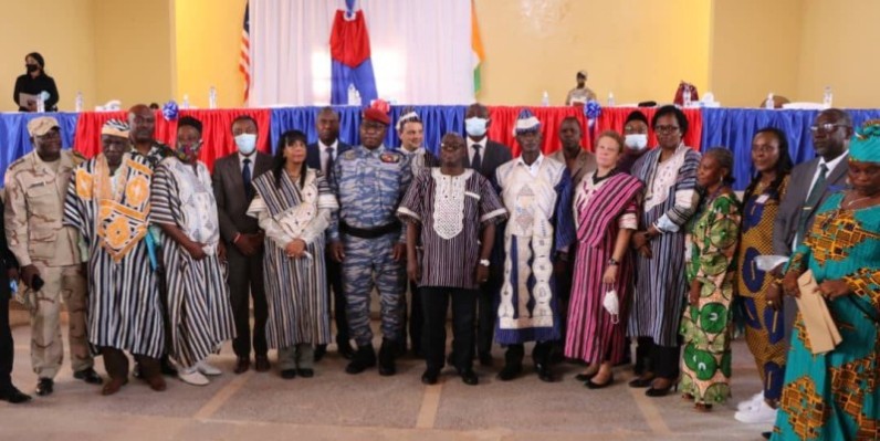 Le ministre de l'Intérieur et de la Sécurité, Vagondo Diomandé, avait à ses côtés le commandant supérieur de la gendarmerie. (Photo : DR)