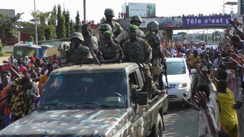 Les militaires paradant dans Conackry après le coup d État du 5 septembre en Guinée.